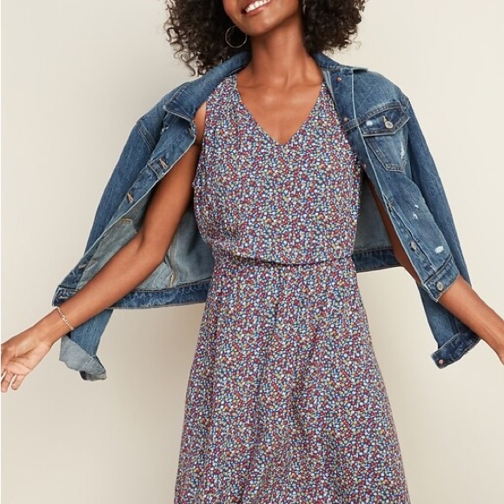 Old Navy Sleeveless Waist-Defined V-Neck Dress